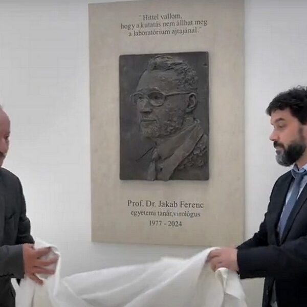 Emléktáblát kapott a fiatalon elhunyt pécsi virológus professzor
