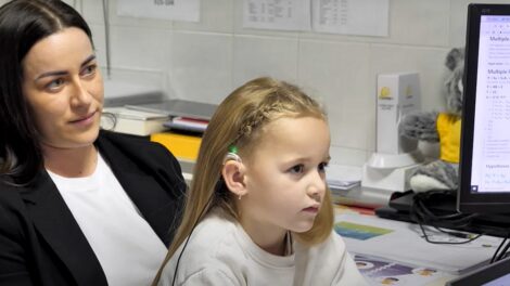 Elképesztő műtétet végeztek Pécsen: tökéletesen hall a siketen született kislány