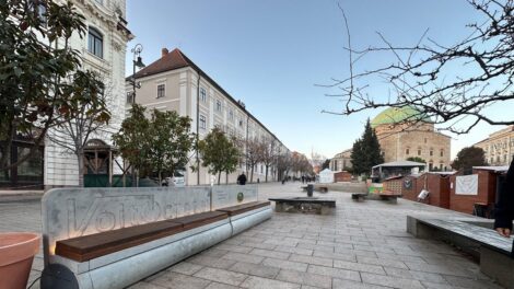 Itt a tavasz, elszállították a fűthető padot a Széchenyi térről