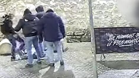Keményen verte a kidobó a földön fekvőt a Pécsi Est előtt – videó!