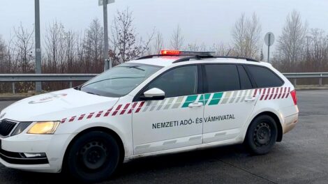 Hamis parfümöket és cigit áruló csalókat fogtak Baranyában