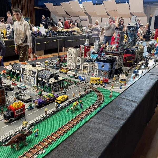 Gyerekek és felnőttek is élvezték: óriási sikert aratott a Lego Kockanapok!