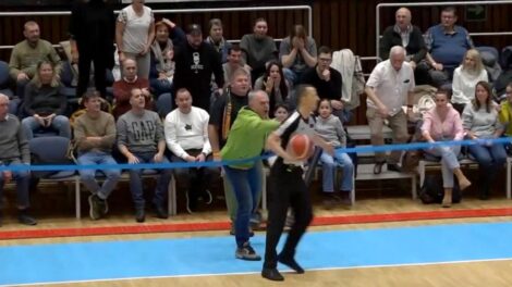 Gyorsított eljárásban ítélik el a kosárlabda-játékvezetőre támadó pécsi szurkolót