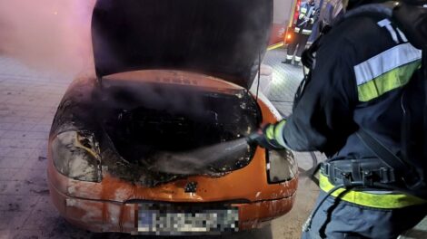 Kigyulladt egy parkoló autó a pécsi belvárosban