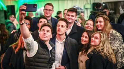 „Minden vidéki proli” – Bevizelős borítás a legnagyobb pécsi tiszás közösségben