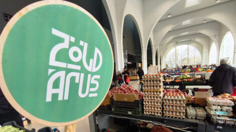 Keresd a Zöld Árusokat a vásárcsarnokban!