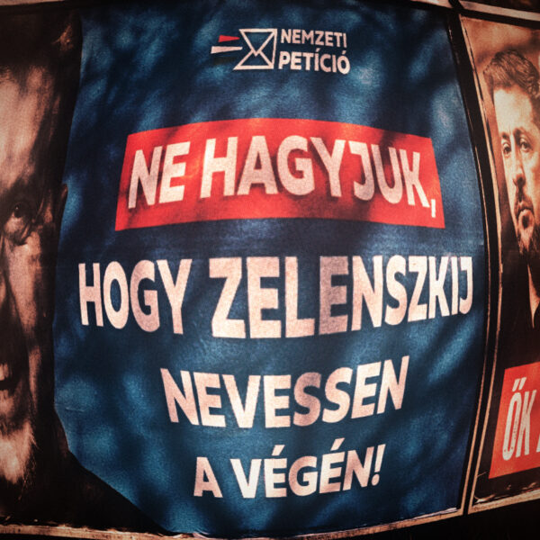 Leszedetné az ukránozó, brüsszelező kormányzati plakátokat Pécsen Péterffy Attila?