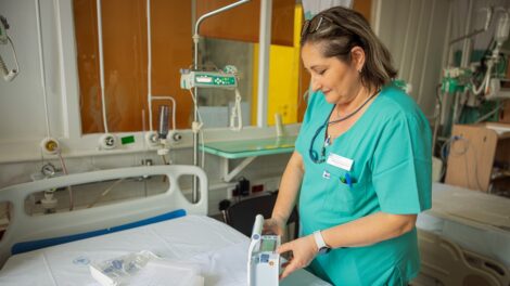 Vadászok adományoztak különleges eszközt a pécsi gyermekklinikának