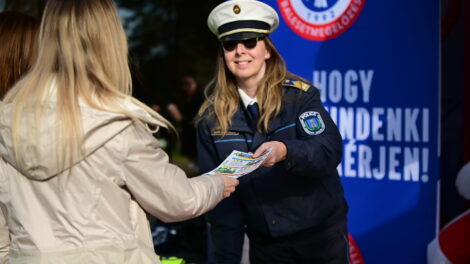 Ültél már borulásszimulátorban? Rendőrök tartanak családi napot a Zsolnay Negyedben