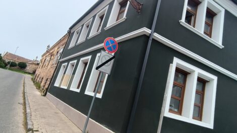 Továbbra sem tudnak megegyezni az épület színezésén