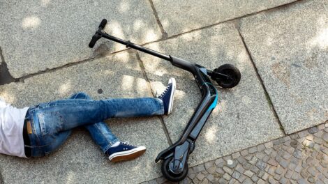 A pécsi rendőrök figyelmeztetik az elektromos rollerrel közlekedő fiatalokat