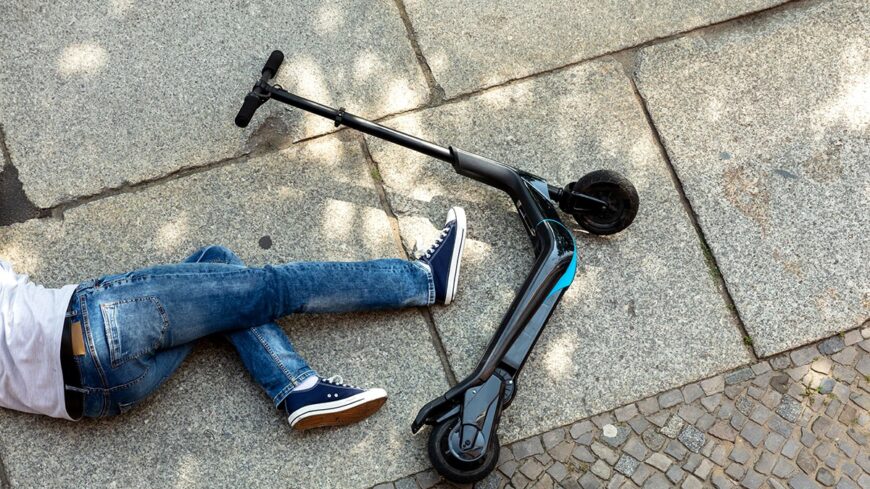 baleset_e-roller_elektromos_roller_dreamstime.com_1200