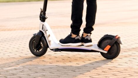 E-rollerrel száguldozó férfi kényszerített vészfékezésre egy buszt Pécsen