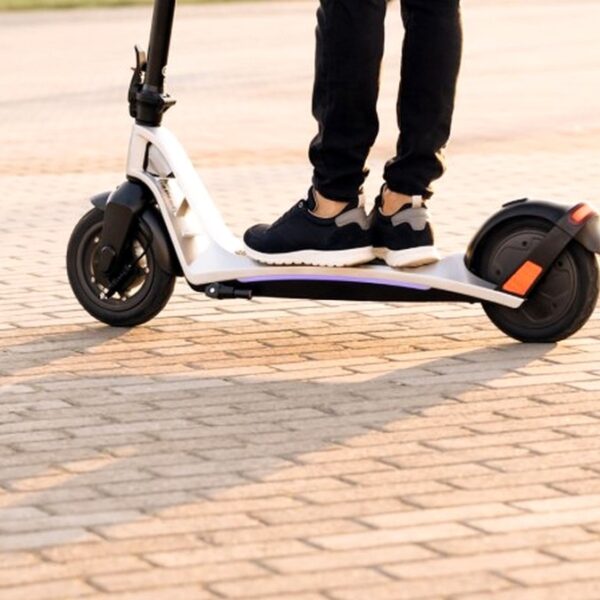 E-rollerrel száguldozó férfi kényszerített vészfékezésre egy buszt Pécsen
