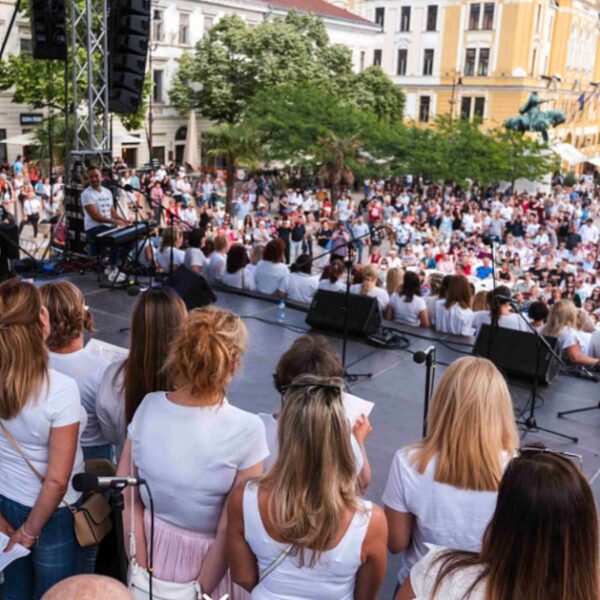 Több száz énekes lepi el a belvárosi tereket Pécsen