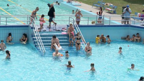 Megnyitott a Hullámfürdő strandja, jelentősen drágultak a belépők
