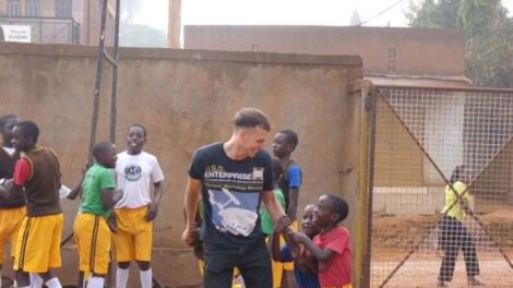 A kisgyerekek mosolya mindent pénzt megér – egy ugandai iskolában önkénteskedett Vázsonyi Benedek