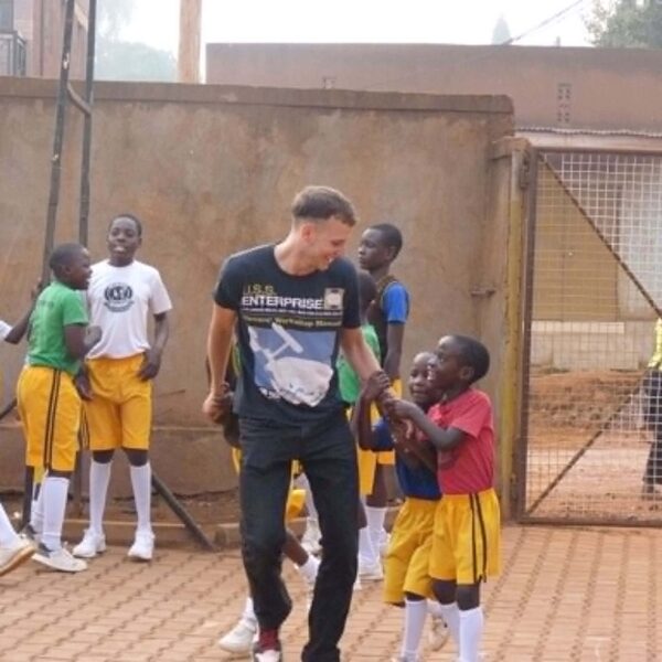 A kisgyerekek mosolya mindent pénzt megér – egy ugandai iskolában önkénteskedett Vázsonyi Benedek