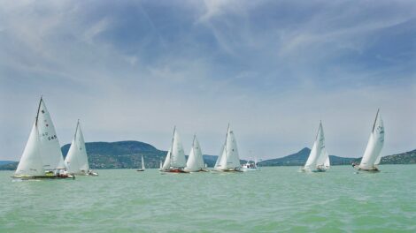 Napi 6 millió köbmétert apad a Balaton, már a Kékszalag útvonalát is módosítani kellett