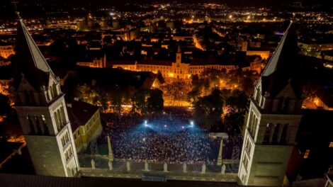 Fénybe borult Pécs, 100 ezer embert várnak a Zsolnay Fényfesztiválra