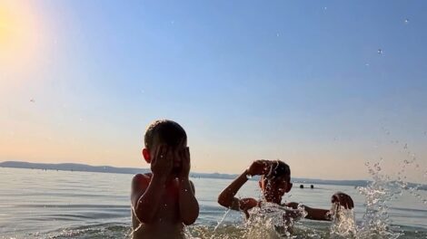 Balaton: 35 Celsius-foknál tetőzött a víz hőmérséklete Szemesnél, most a szél az úr