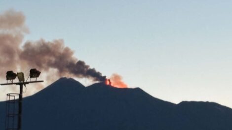 Kitört az Etna, pécsiek is élvezik a gyönyörű látványt – és egy kicsit paráznak is
