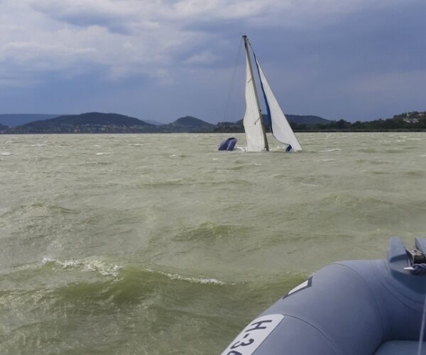 BALATONI VIHAR: 4 km-re sodródott egy férfi, összesen 27 embert mentettek ki
