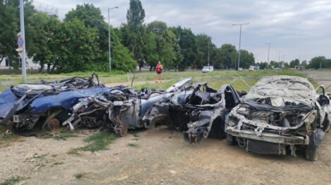 Autóroncsok az Expo mellett – sokan megcsodálják, mások szétszedik őket