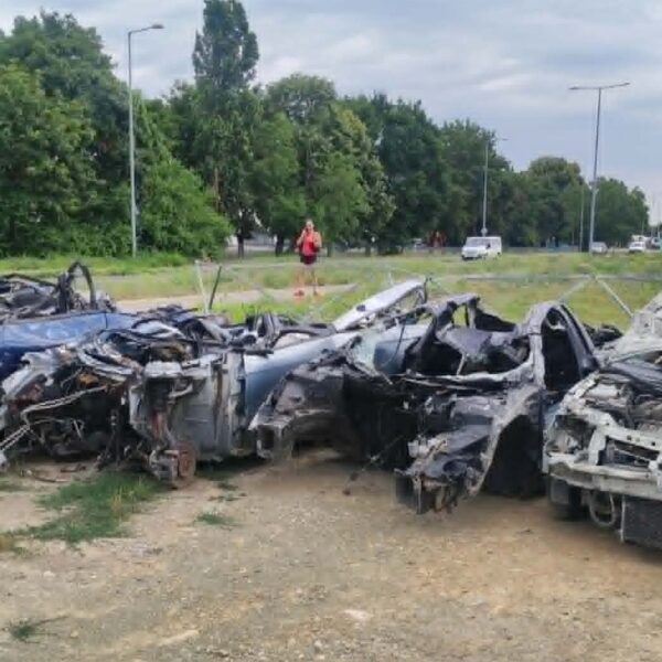 Autóroncsok az Expo mellett – sokan megcsodálják, mások szétszedik őket