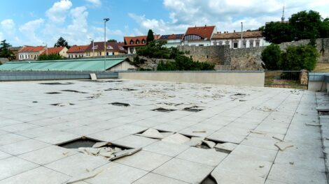 Vandálok törnek-zúznak a pécsi székesegyház környékén, az egyházmegye lezárná éjszakára a Dóm teret