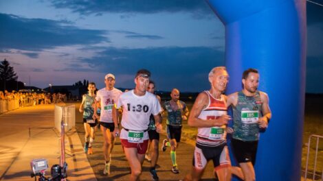 Már 10 éve köröznek a futók, óriási siker a Pécs-Pogányi Repülőtéri Éjszakai Félmaraton