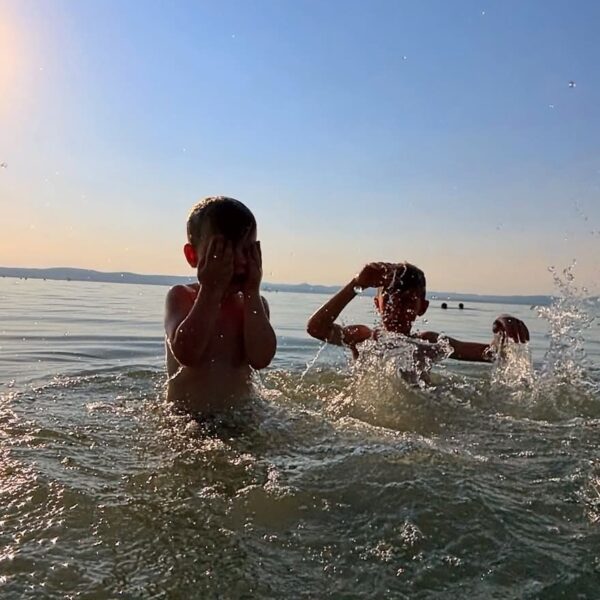 Balaton: 35 Celsius-foknál tetőzött a víz hőmérséklete Szemesnél, most a szél az úr