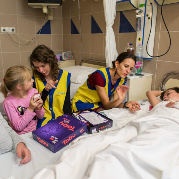 Kórházlátogató önkénteseket keres a pécsi Nevetnikék Alapítvány