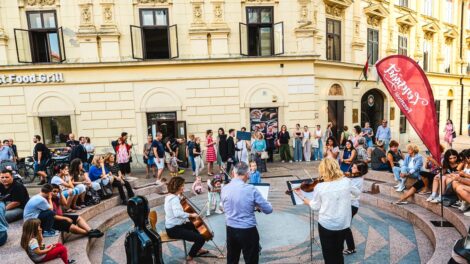 Ilyen még nem volt: utcai zenészek versenyeznek Pécsen