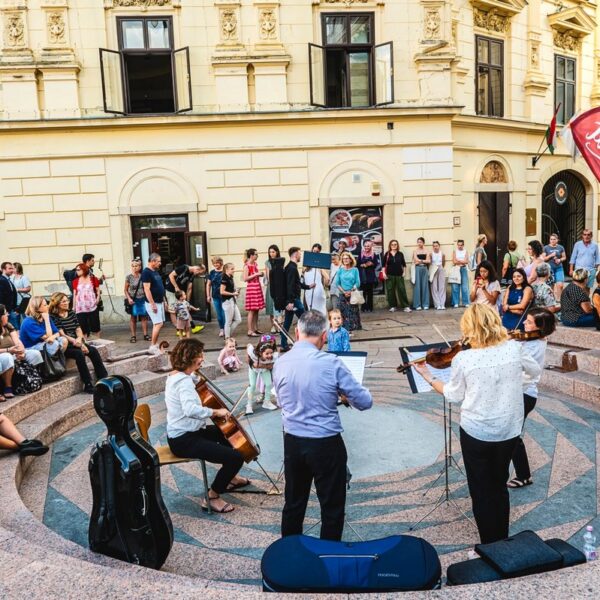 Ilyen még nem volt: utcai zenészek versenyeznek Pécsen