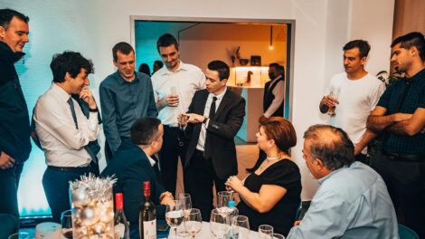 Hogyan dobhatja fel egy bűvész a céges rendezvényt?