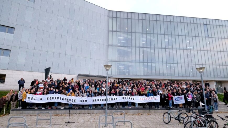 könyvtárosok_demonstráció_tudásközpont_csorba_győző_könyvtár_facebook_1200